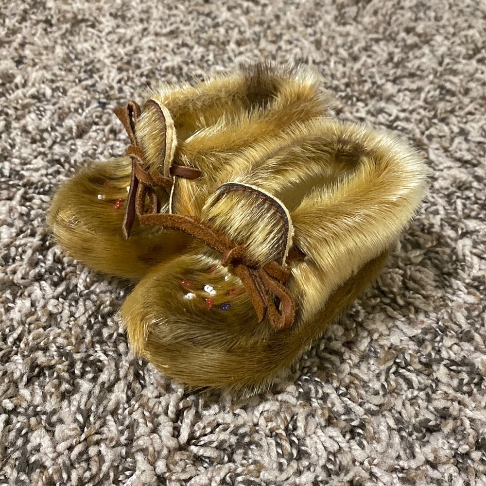 Rare Vintage Capitol Brand Huron Tribe Seal Fur Beaded Moccasins - Baby Size 2